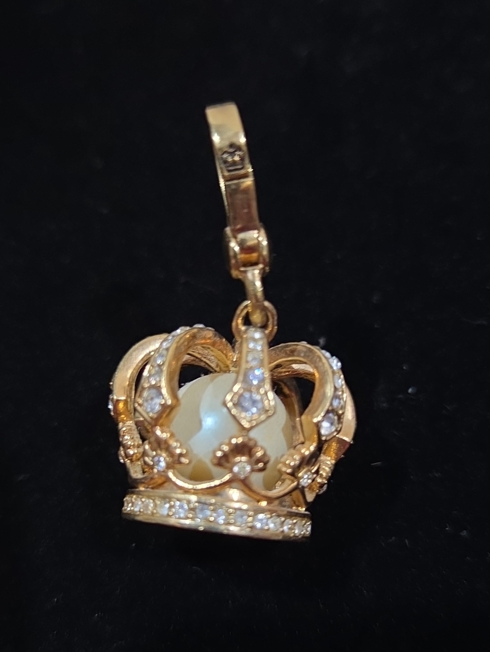 JUICY COUTURE GOLD CROWN WITH PEARL CHARM